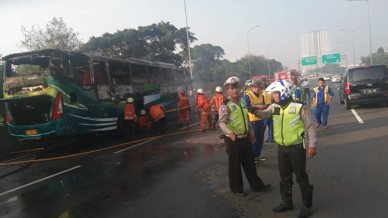 Satu unit bus penumpang Mekar Prima berpelat A 7542 ZM terbakar di Tol Jalan Lingkar Luar Barat (JLB) Kayu Besar arah Cengkareng, sekitar pukul 06.30 WIB.