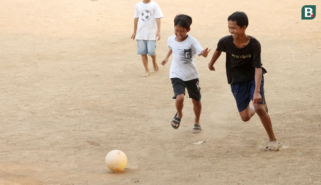 Mereka juga tampak bahagia melepas canda tawa meski bermain dengan segala kekurangannya. (Bola.com/M Iqbal Ichsan)