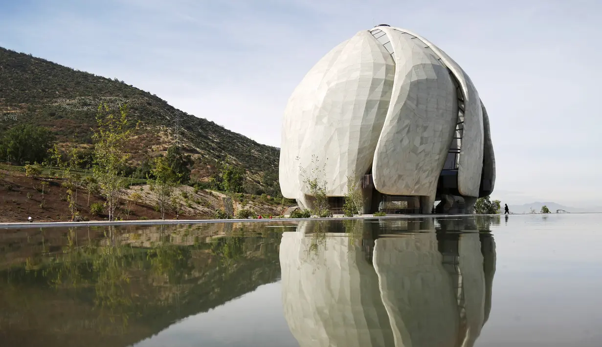 Sebuah bangunan rumah ibadah umat Baha'i yang berdiri di pinggiran Santiago, Chile, Rabu (13/10). Agama Baha'i lahir di Persia (sekarang Iran) pada abad 19. (Reuters/Pablo Sanhueza)