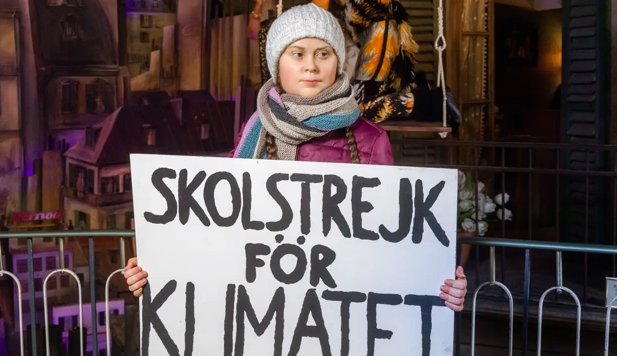 Patung lilin aktivis lingkungan asal Swedia, Greta Thunberg memegang sebuah plakat selama presentasinya di Museum Panoptikum di Hamburg, Jerman, Rabu (29/1/2020). Patung lilin Thunberg dikabarkan adalah yang pertama di museum yang akan berganti pakaian saat musim berubah. (Markus Scholz/dpa/AFP)