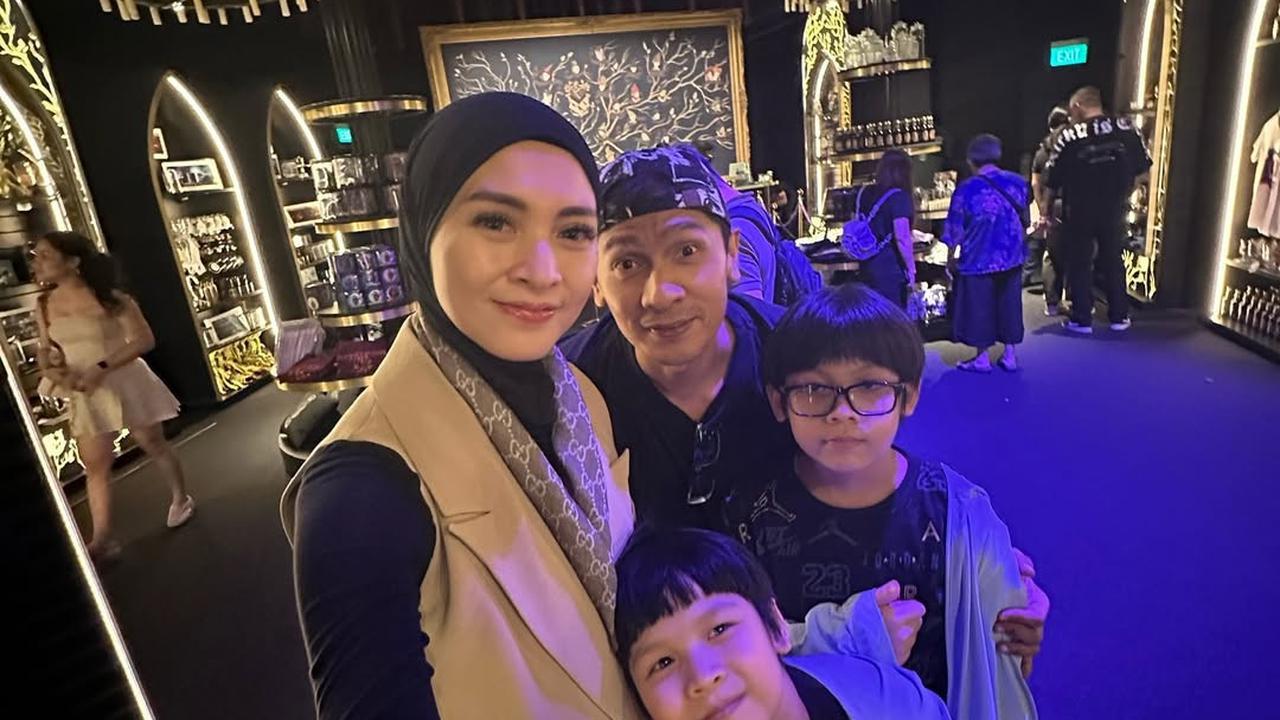 Adi Nugroho dan Donita Bagikan Potret Kedua Anaknya Tetap Mengerjakan Tugas meski Tengah Liburan