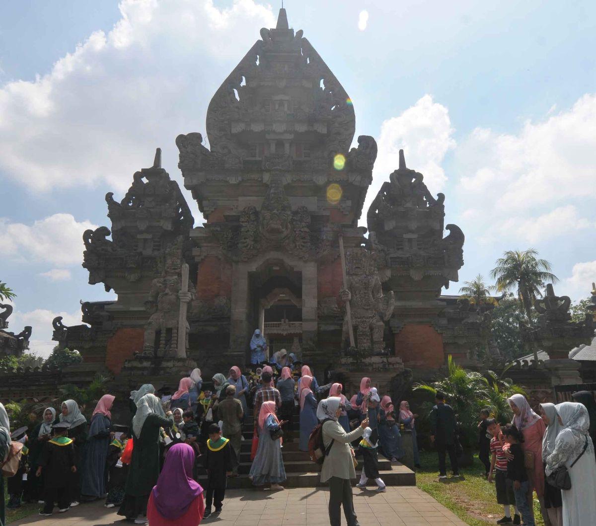 Festival yang diadakan pada Rabu, 26 Juni 2024 ini, merupakan bagian dari rangkaian acara "Festival Kumpul Bocah".<br><br>Natsu Matsuri atau festival musim panas Jepang sendiri akan berlangsung dari 29 Juni hingga 7 Juli 2024. Foto: merdeka.com / Imam Buh