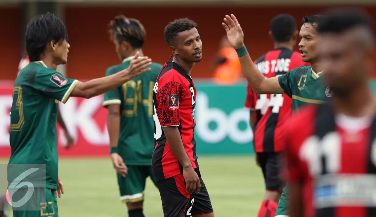 Pemain Persipura, Prisca E Womsiwor (tengah) mengekspresikan kekecewaan saat gagal mencetak gol ke gawang PSS Sleman saat laga pembuka turnamen Piala Presiden 2017 di Stadion Maguwoharjo, Sleman, Sabtu (4/2). (Liputan6.com/Helmi Fithriansyah)