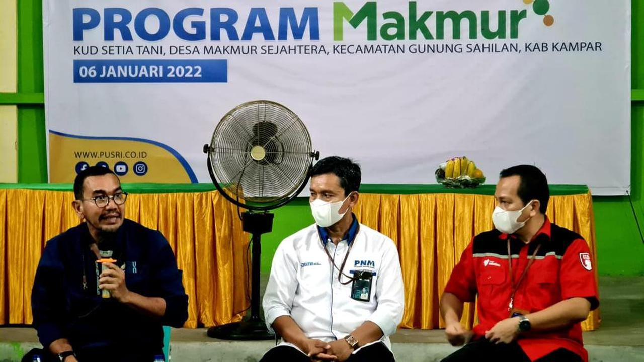 Staf Khusus III Menteri BUMN, Arya Sinulingga saat melakukan sosialisasi program Makmur ke Gunung Sahilan, Kabupaten Kampar