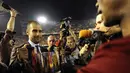 Selebrasi pelatih Barcelona, Pep Guardiola dengan trofi Copa del Rey 2008/2009 setelah mengalahkan Athletic Bilbao 4-1 pada laga final di Mestala Stadium, Valencia (13/5/2009). (AFP/Lluis Gene)