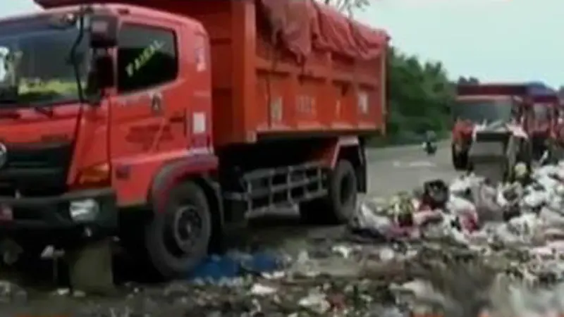 Truk Sampah Buang Muatan di Jalan