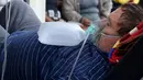 Seorang pasien yang menderita gejala COVID-19 mendapatkan perawatan di koridor rumah sakit karena kurangnya tempat tidur unit perawatan intensif (ICU) di Villa Elisa, Paraguay, Sabtu (1/5/2021). Paraguay telah melaporkan 279 ribu kasus infeksi virus corona dan 6.385 kematian. (DANIEL DUARTE/AFP)