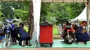 Sejumlah anggota TNI saat melakukan service sepeda motor gratis di kawasan Lapangan Banteng, Jakarta, Jumat (11/12). Kegiatan ini memperingati Hari Juang Kartika Tahun 2015 dan berlangsung sampai hari Minggu (13/12). (Liputan6.com/Faisal R Syam)