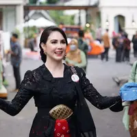 Jadi istri Wakil Gubernur Jawa Timur, Arumi Bachsin tampil anggun dalam balutan kebaya. (Instagram/arumibachsin_94).