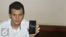 Stuart Collin menunjukan luka di handphonenya usai sidang perceraian yang digelar di Pengadilan Agama Jakarta Selatan, Senin (28/9/2015). sidang perdana Risty Tagor dan Stuart Collin akan dilanjutka sampai 12 oktober 2015. (Liputan6.com/Herman Zakharia)