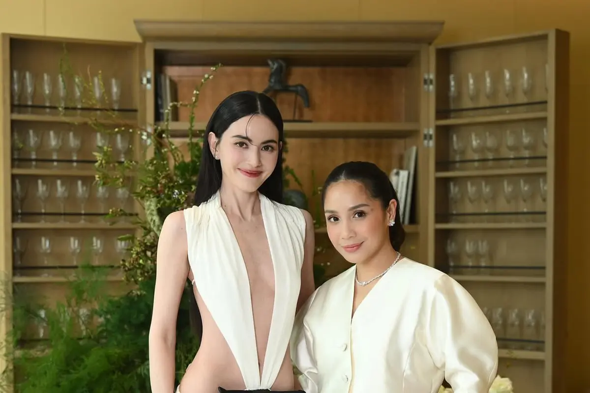 Tampilan Elegan Nagita Slavina dengan Outfit Serba Lokal Saat Foto Bareng Davika Hoorne
