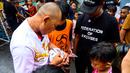Oki Rengga menyempatkan untuk meberikan kenang-kenangan berupa tanda tangan kepada anak-anak peserta Liga Akamsi. (Dok. Film Animasi Garuda Di Dadaku)