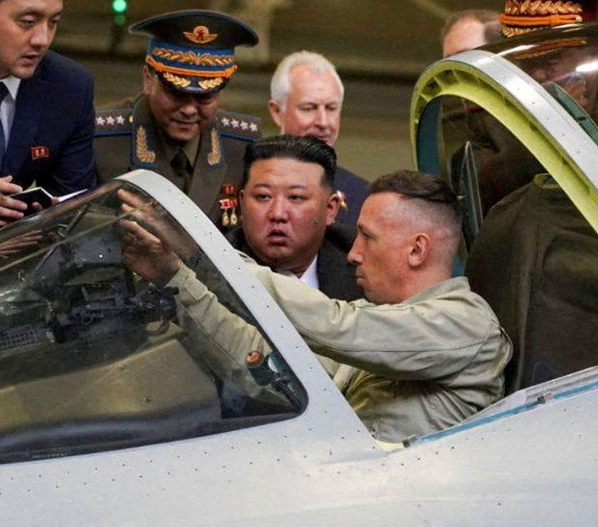 Pemimpin Korea Utara, Kim Jong-un melanjutkan lawatannya ke Rusia dengan mengunjungi pabrik pembuatan jet tempur di&nbsp;Komsomolsk-on-Amur, Khabarovsk, Rusia, pada 15 September 2023.