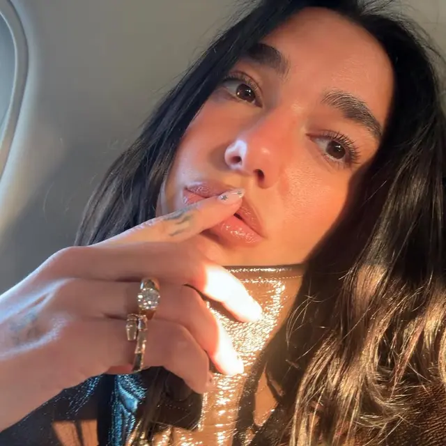 Dua Lipa Diduga Dilamar dengan Cincin Chunky, Apakah Jadi Tren Lamaran Terbaru di 2025?