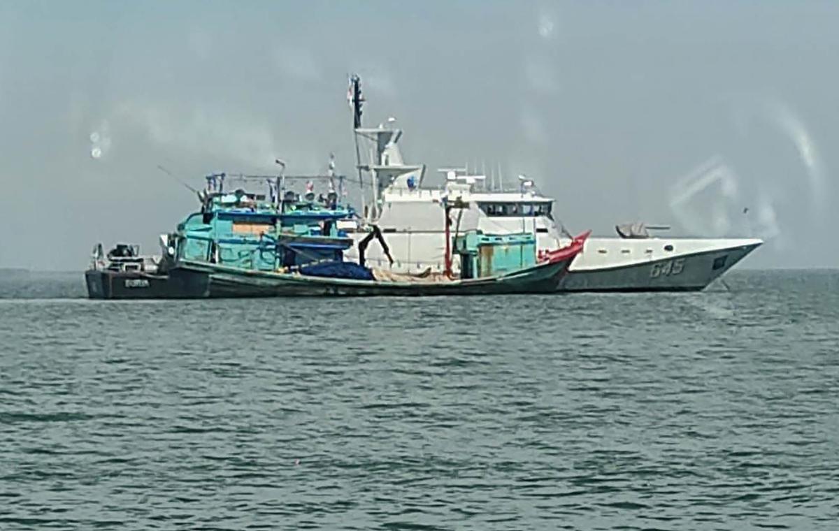 FOTO: KRI Surik-645 Gagalkan Penyelundupan 49 Paket Sabu di Selat Malaka