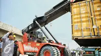 Rizal Ramli menyaksikan proses bongkar muat KA Logistik dari Stasiun Pasoso menuju Pelabuhan Tanjung Priok, Jakarta, Kamis (18/2). Pengoperasian KA Logistik dimaksudkan untuk mengurangi sepertiga kemacetan pelabuhan. (Liputan6.com/Faizal Fanani)