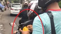 Kelewat Santai, Pria Ini Asik Kupas Mangga Saat Naik Motor