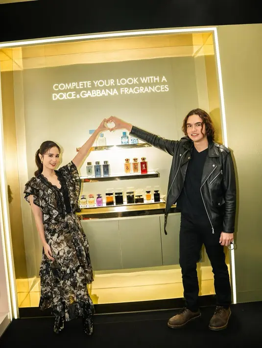 Dul Jaelani tunjukkan pesona ala anak band dengan t-shirt hitam dan jaket kulit. Ia juga kenakan skinny pants dan sepatu suede berwarna cokelat tua [@tissabiani]