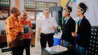 Presiden Direktur PT Toyota Motor Manufacturing Indonesia (TMMIN) Nandi Julyanto (ketiga kanan) berbincang dengan para siswa tim peserta TEY-13 SMAN 3 Merauke, saat pelaksanaan Genba TEY-13 Toyota Indonesia di SMAN 3 Merauke Papua Selatan. (Dok. Toyota)