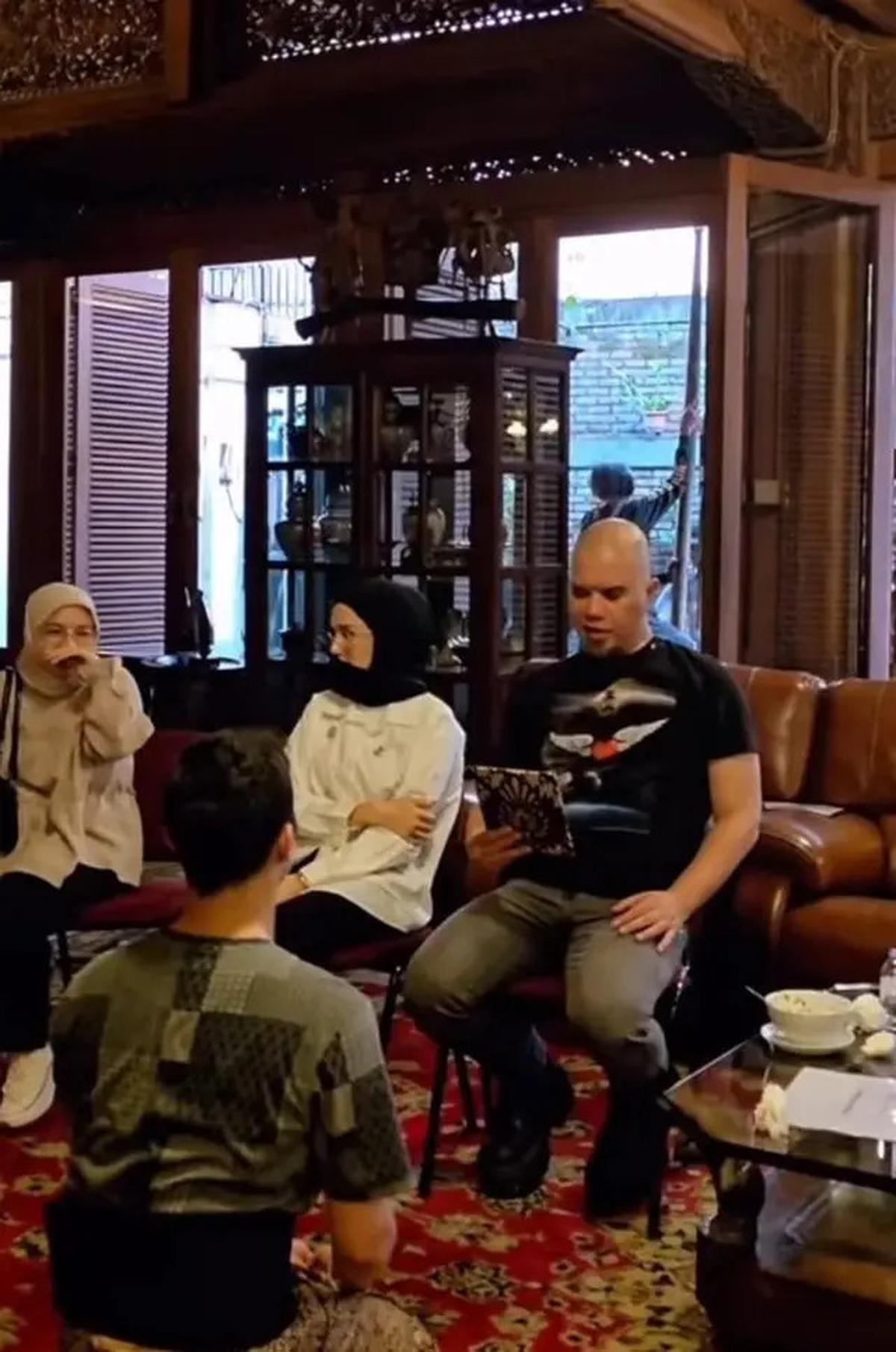 Potret Kedekatan Mulan Jameela dengan Putra Sambungnya, Ikut Gladi Persiapan Siraman Al Ghazali