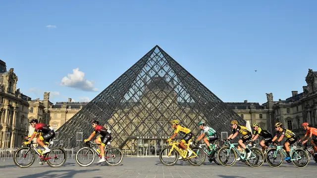 Pebalap Kolombia Egan Bernal Juarai Tour de France 2019