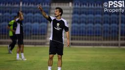 Pemain Timnas Indonesia, Thom Haye berkomunikasi dengan rekan setimnya saat melakukan latihan menjelang laga Kualifikasi Piala Dunia 2026 melawan Bahrain di Hamad Town Youth &amp; Sports Ground pada Senin (07/10). (Dok. PSSI)