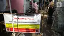 Spanduk menutup akses masuk zona merah COVID-19 di Kelurahan Petogogan RT 006 RW 003, Jakarta, Selasa (22/6/2021). Pemerintah Provinsi DKI Jakarta memperbarui data zona pengendalian virus Corona di tingkat rukun tetangga (RT) se-Ibu Kota.  (Liputan6.com/Faizal Fanani)