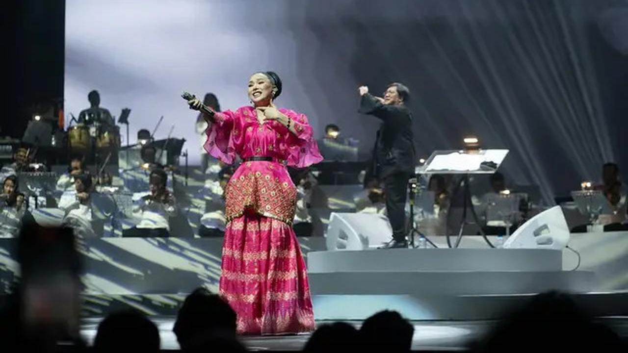 9 Gaya Nyentrik Titi DJ di Atas Panggung, Auranya Diva Banget