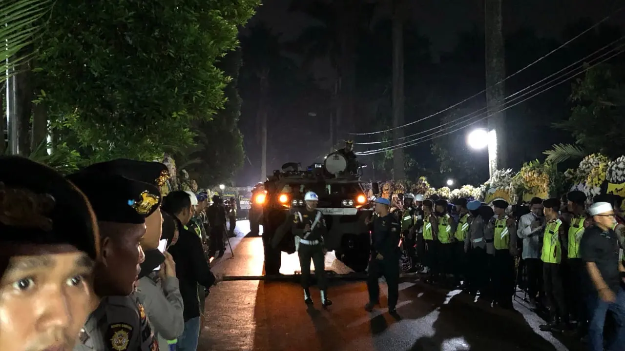 Dua kendaraan lapis baja Anoa melintas di kediaman Presiden keenam RI SBY, di Puri Cikeas, Jawa Barat, jelang kedatangan jenazah Ani Yudhoyono