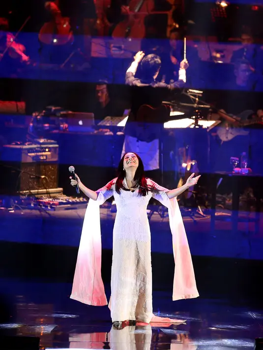 Penyanyi yang populer di Indonesia dengan lagu 'Antara Anyer dan Jakarta' ciptaan Oddie Adam pada tahun 1980-an itu beberapa kali mengajak penggemarnya untuk bernyanyi bersama. (Andy Masela/Bintang.com)