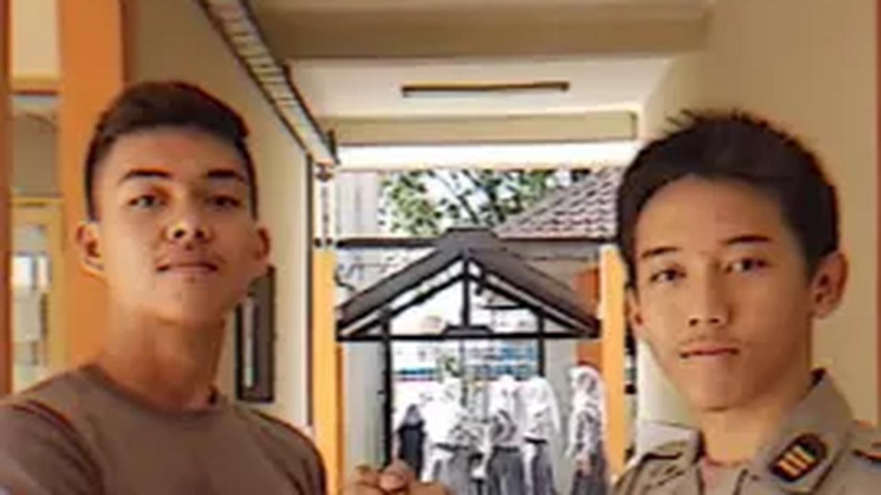 Saat SMA Kompak Foto Pakai Seragam Polisi, di Masa Depan 2 Sahabat ini Betulan jadi Polisi