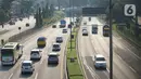 Kendaraan melintasi ruas jalan tol di Jakarta, Selasa (19/5/2020). PT Jasa Marga (Persero) Tbk memprediksi volume lalu lintas selama Lebaran akan mengalami penurunan signifikan sebesar 58,7 persen untuk pasca Idul Fitri akibat larangan mudik selama pandemi COVID-19. (Liputan6.com/Immanuel Antonius)