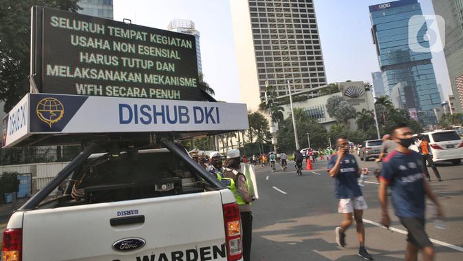 Pejalan kaki melintas saat aran Virus corona di Bundaran HI, Jakarta, Minggu (13/9/2020). Kegiatan itu untuk mengajak warga agar disiplin mengenakan masker dan menerapkan protokol kesehatan untuk menekan penyebaran COVID-19. (merdeka.com/Arie Basuki)