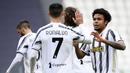 Gelandang Juventus, Weston McKennie (kanan) bersama Cristiano Ronaldo merayakan gol ketiga Juventus yang dicetaknya ke gawang Genoa dalam laga lanjutan Liga Italia 2020/2021 pekan ke-30 di Allianz Stadium, Turin, Minggu (11/4/2021). Juventus menang 3-1 atas Genoa. (LaPresse via AP/Marco Alpozzi)