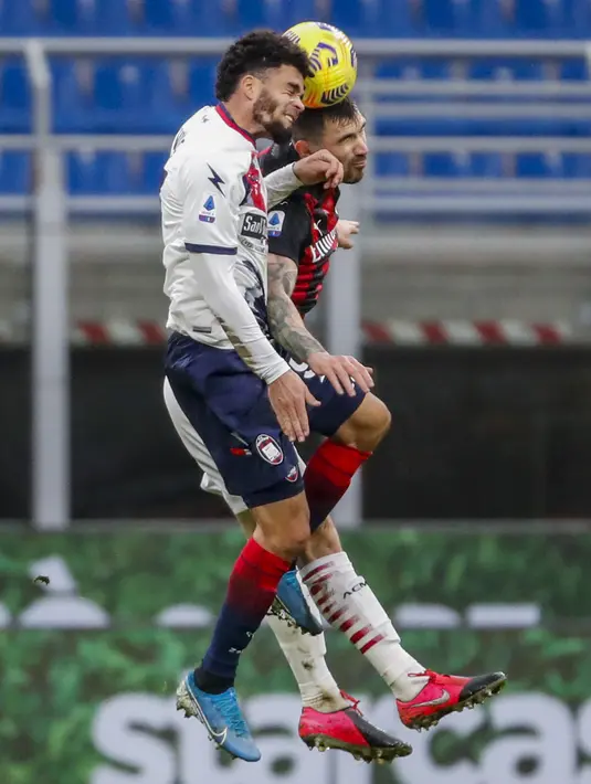 Bek AC Milan, Alessio Romagnoli berebut bola udara dengan pemain Crotone, Emmanuel Riviere pada pertandingan lanjutan Liga Serie A Italia di stadion San Siro di Milan, Italia, Minggu (7/2/2021). AC Milan sempat tergeser dari puncak klasemen setelah dikudeta Inter Milan. (AP Photo/Antonio Calanni)