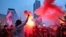 Sejumlah mahasiswa menyalakan suar (flare) saat menggelar demonstrasi memperingati Hari Sumpah Pemuda di kawasan Bundaran HI, Jakarta Pusat, Rabu (28/10/2026). Aksi tersebut berlangsung di tengah unjuk rasa yang menyuarakan sejumlah tuntutan terkait persoalan lingkungan, pendidikan, dan kebebasan berpendapat. (KLY/Budy Santoso)