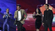 Kiper Bali United, Wawan Hendrawan, berjoget pada Indonesian Soccer Awards 2019 di Studio Indosiar, Jakarta, Jumat (10/12). Acara ini diadakan oleh Indosiar bersama APPI. (Bola.com/M Iqbal Ichsan)