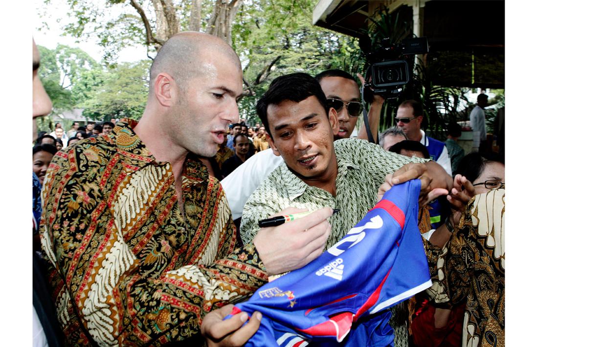  Zinedine Zidane, memberikan tanda tangan kepada salah satu penggemarnya di Jakarta, Indonesia, (06/07/2007). Zidane melakukan tur ke Indonesia guna mempromosikan sepak bola untuk anak-anak. (EPA/Jurnasyanto Sukarno)