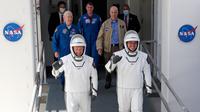 Astronot NASA Douglas Hurley (kiri) dan Robert Behnken bersiap untuk misi peluncuran roket SpaceX Falcon 9 di Cape Canaveral, Florida, Sabtu (30/5/2020). Kedua astronot akan tinggal di ISS selama satu hingga empat bulan, bergabung dengan para astronot lainnya. (AP/John Raoux)