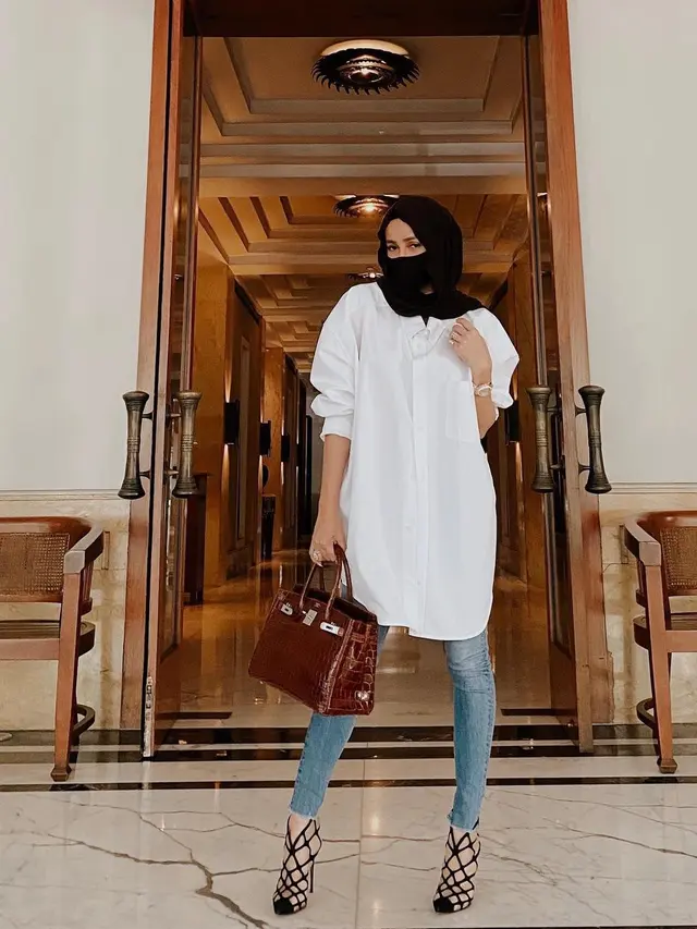 Kemeja oversized ala Olla Ramlan