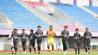 Pemain Persita Tangerang ketika menjalani latihan perdana menjelang musim 2021 di Stadion Sport Centre, Kelapa Dua, Tangerang, Rabu (3/3/2021) pagi WIB. (Dok. Persita Tangerang)
