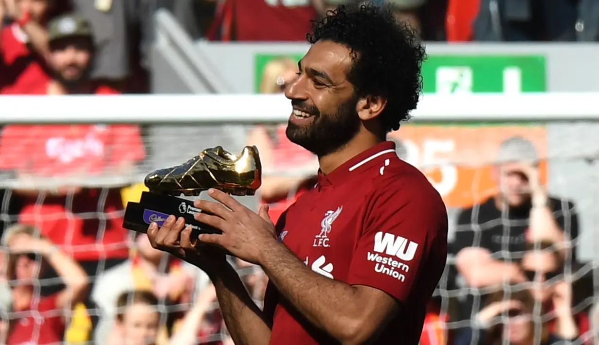 Mohamed Salah meraih penghargaan Sepatu Emas Liga Premier Inggris setelah Liverpool menekuk Brighton and Hove Albion di Anfield, Minggu (13/5). Berakhirnya Liga Premier musim ini, membuat Salah secara resmi menyandang gelar top skorer. (AFP/Paul ELLIS)