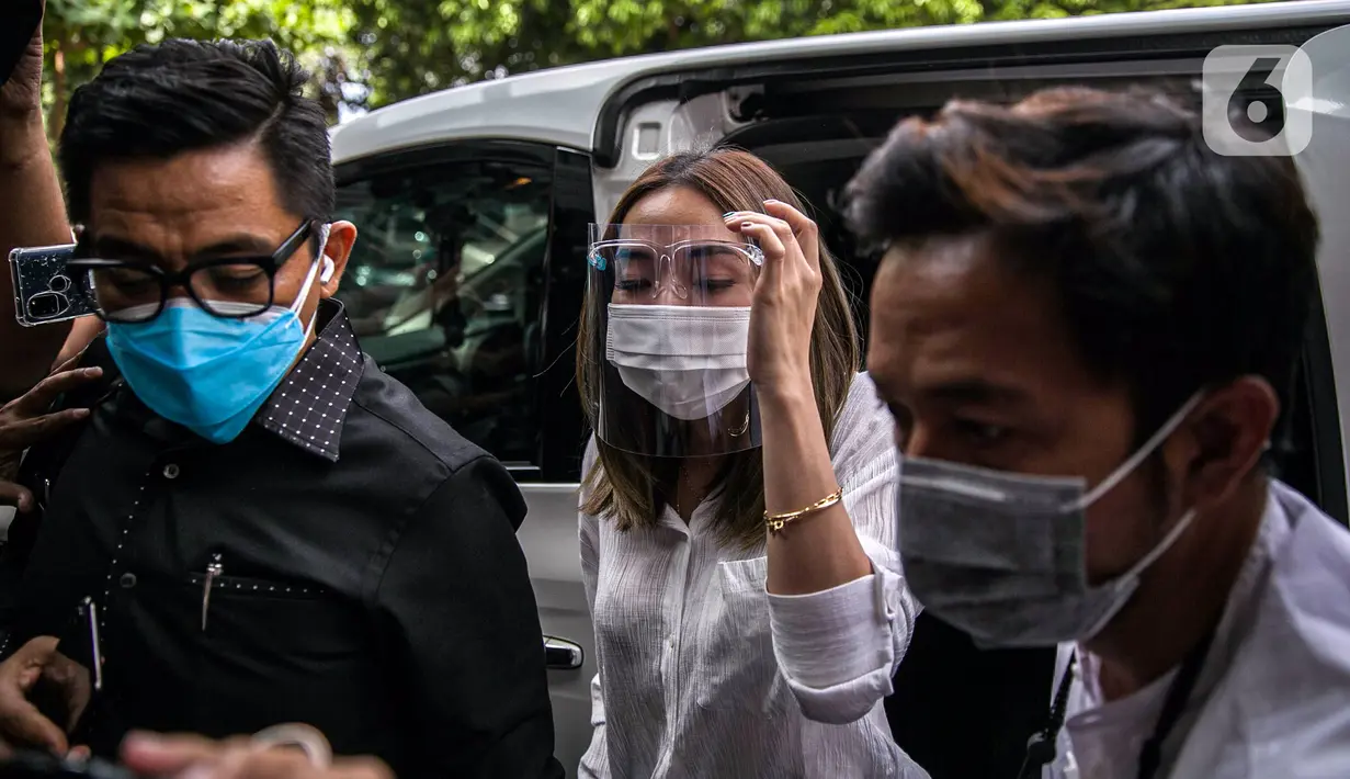 Selebritas Gisella Anastasia atau Gisel (tengah) didampingi pengacaranya tiba di Gedung Ditreskrimsus Polda Metro Jaya, Jakarta, Rabu (23/12/2020). Gisel hanya menjelaskan kedatangannya untuk memenuhi panggilan sebagai saksi. (Liputan6.com/Faizal Fanani)