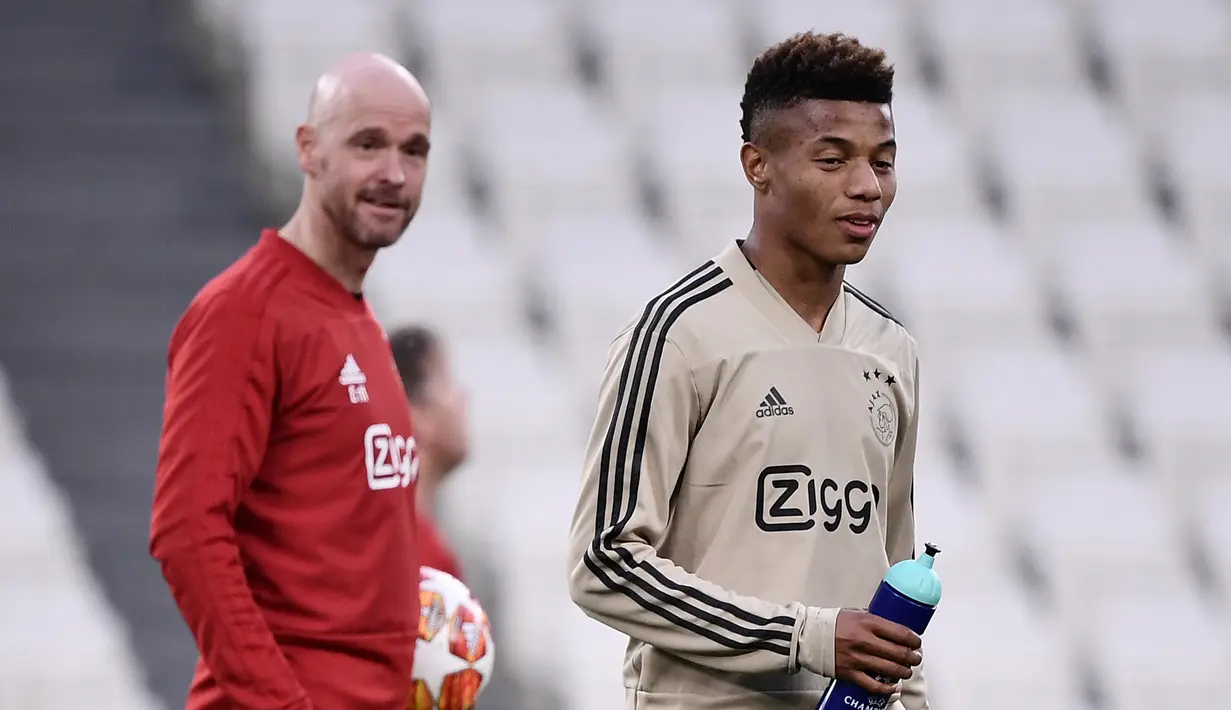 Pelatih Ajax Belanda Erik Ten Hag (kiri) dan penyerang David Neres menghadiri sesi latihan di Allianz Stadium, Turin Italia (15/4). Juventus akan bertanding melawan wakil Belanda, Ajax Amsterdam pada leg kedua babak perempatfinal Liga Champions di Allianz Stadium. (AFP Photo/Marco Bertorello)