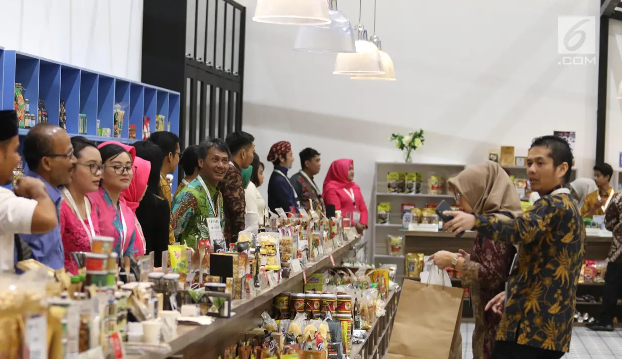Pengunjung melihat produk dalam pameran Karya Kreatif Indonesia (KKI) di JCC Senayan, Jakarta, Jumat (12/7/2019). Pameran ini menampilkan produk-produk UMKM RI mulai dari kain, pakaian, tas, hingga berbagai kuliner seperti kopi buatan anak negeri. (Liputan6.com/Angga Yuniar)