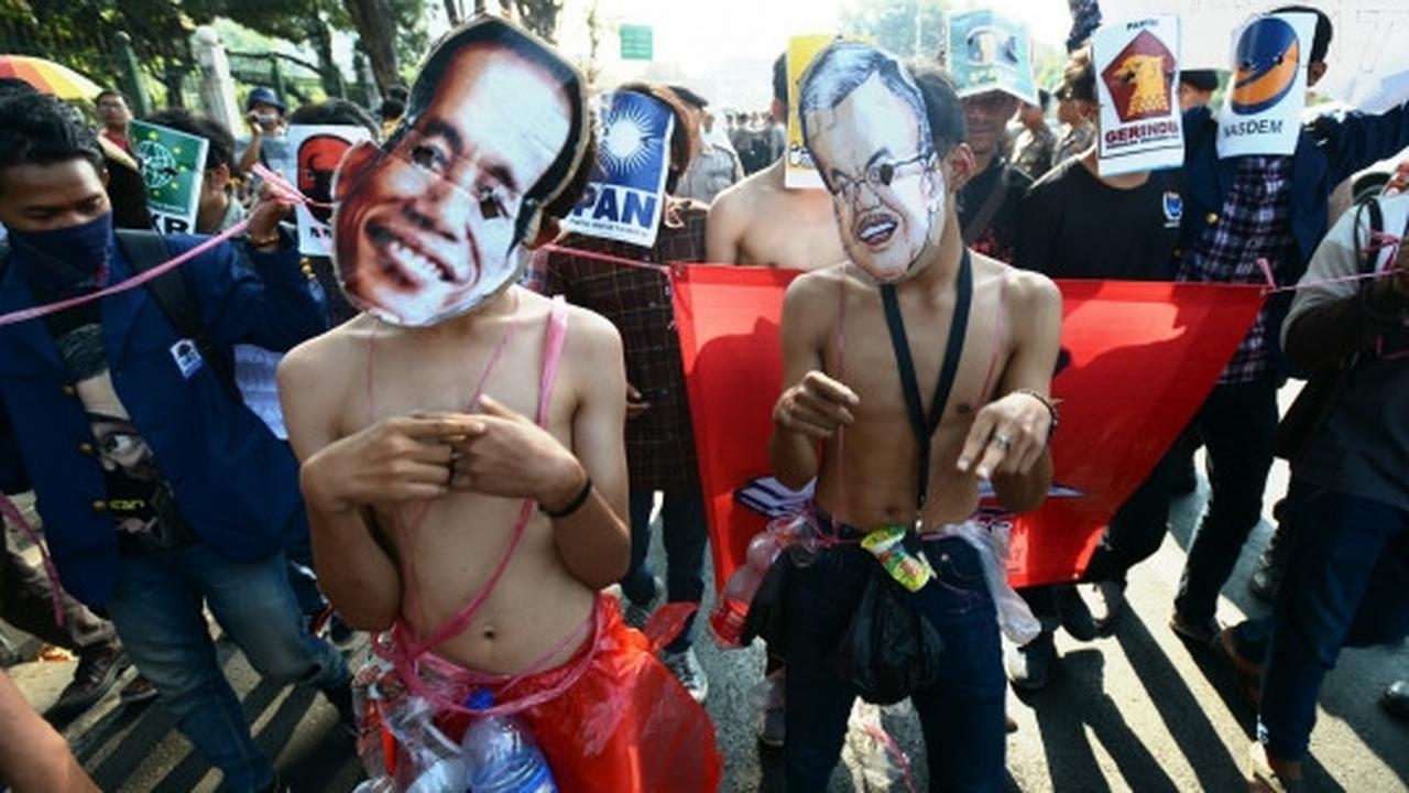 Aksi tarik mandat Jokowi-JK di depan Istana
