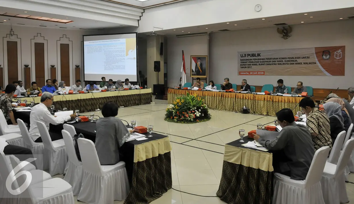 Suasana acara Uji Publik Pilkada Serentak 2017 di Gedung KPU, Jakarta, Senin (18/7). Dalam uji Publik tersebut, KPU memaparkan beberapa Isu Strategis Perubahan Peraturan KPU jelang Pilkada Serentak 2017 yang akan datang. (Liputan6.com/Johan Tallo)