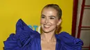 Zoey Deutch tersenyum saat menghadiri pemutaran perdana "Not Okay" di Angelika Film Center di New York (28/7/2022). Bintang berusia 27 tahun itu berpose di karpet merah dengan gaun biru setinggi paha dari koleksi ready-to-wear musim gugur 2022. (AP Photo/Andy Kropa)