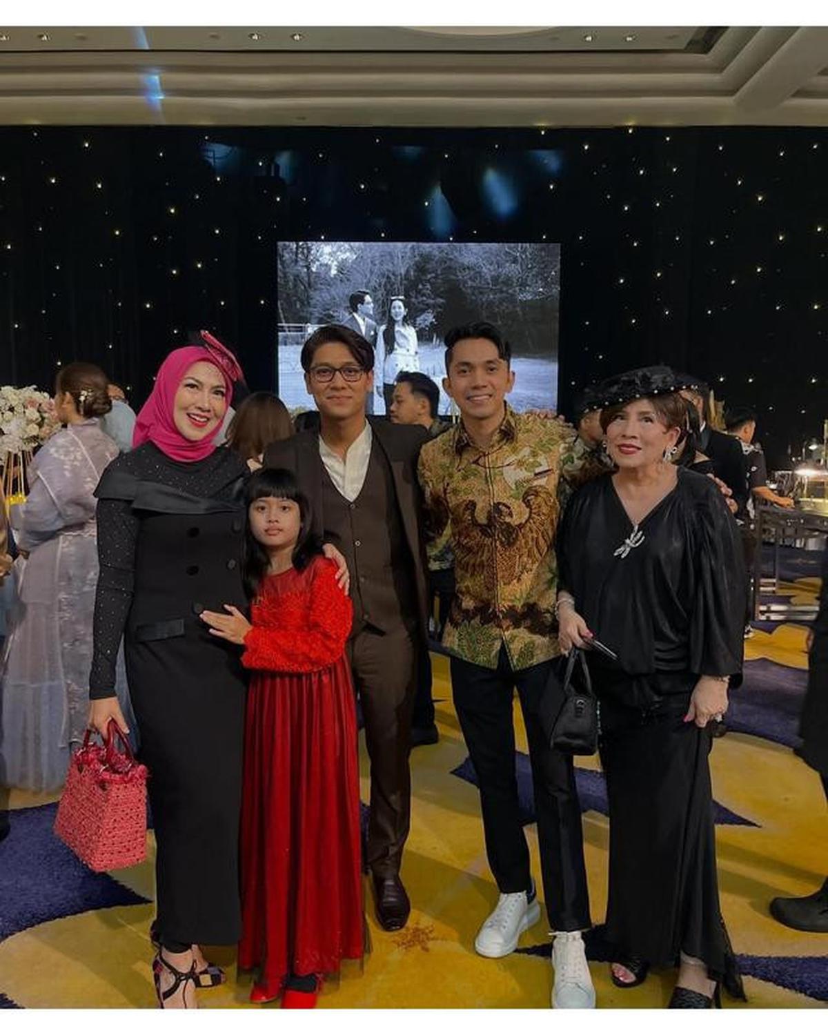 8 Potret Tamu Publik Figur di Pernikahan Teuku Rassya dan Cleantha Islan