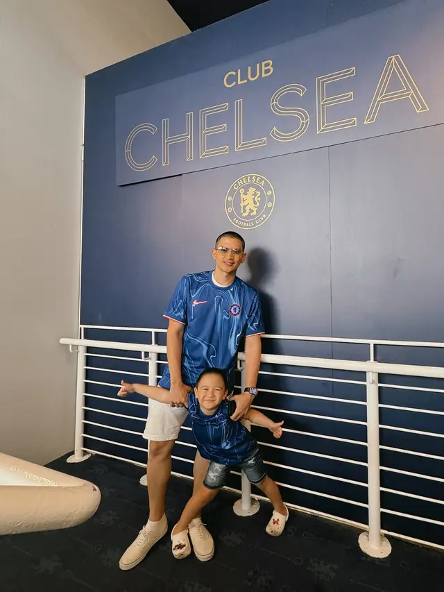 7 Potret Liburan Citra Kirana dan Rezky Adhitya Nonton Liga Inggris Bareng Buah Hati